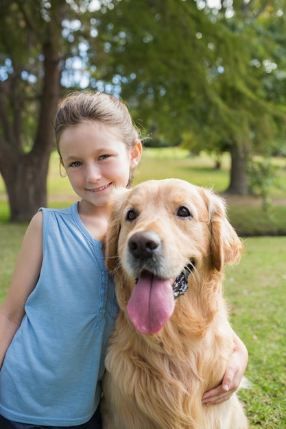 Niña con su perro en el parque