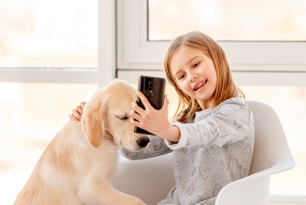 Niña con su perro