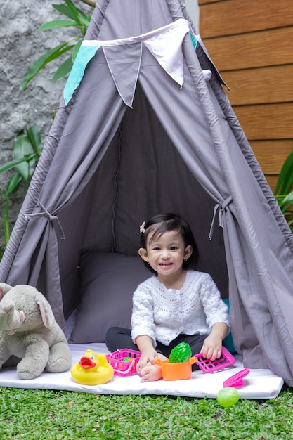 Una niña y su tienda