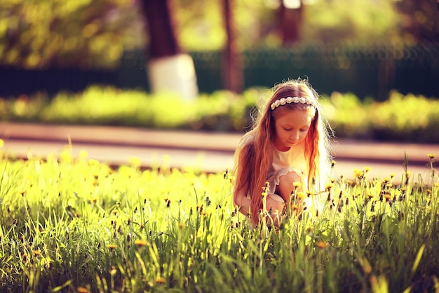 La niña sueña con el verano.