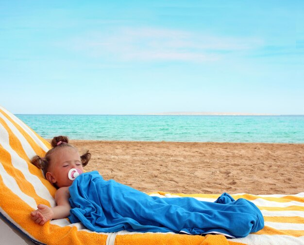 niña, sueño, en, playa