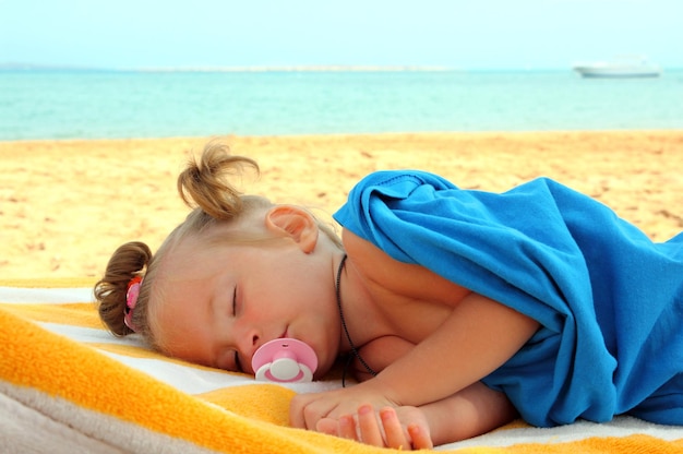 niña, sueño, en, playa