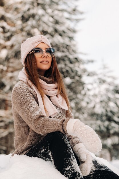 Niña Caucásica En La Ropa Y Las Gafas De Sol Del Invierno Que Juegan En La  Nieve Foto de archivo - Imagen de felicidad, tendiente: 65350334