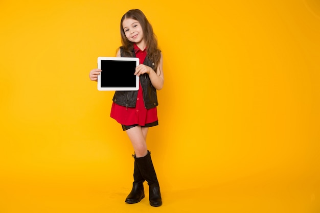 Niña con tablet PC