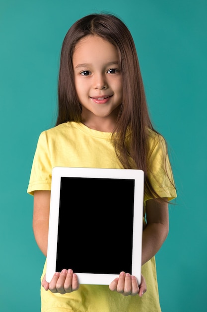 una niña con una tableta en blanco