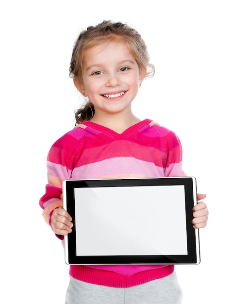 una niña con una tableta PC