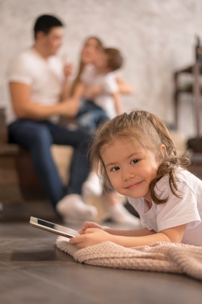 Foto niña con tableta