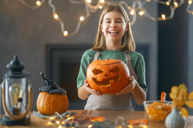 niña, con, talla, calabaza