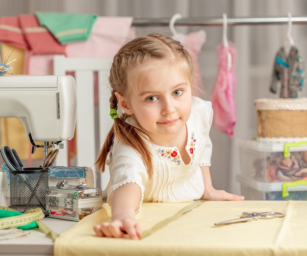 Niña en un taller de costura