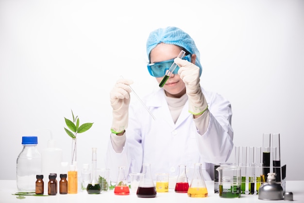 Una niña técnica científica en un laboratorio médico.