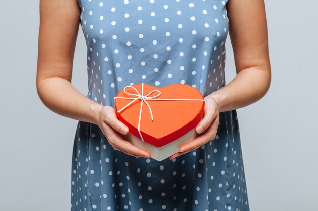 Niña, tenencia, corazón, caja de regalo