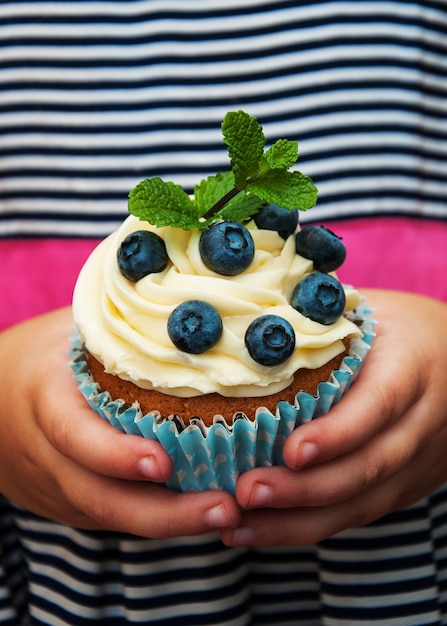 Niña, tenencia, cupcake