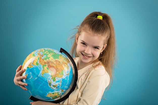 Niña, tenencia, globo del mundo