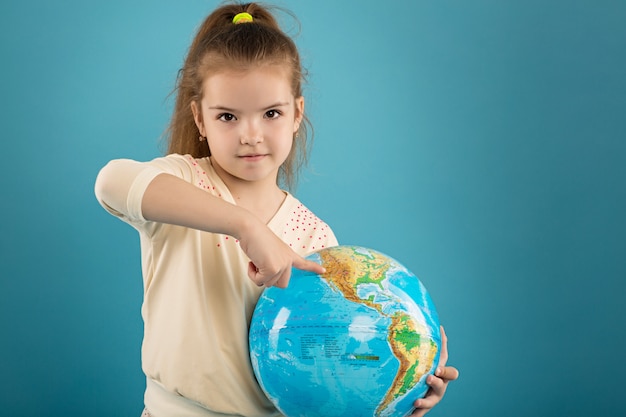 Niña, tenencia, globo del mundo