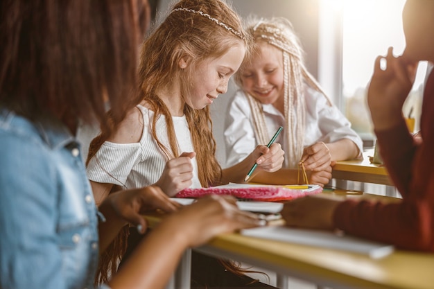 Niña, tenencia, lápiz, y, dibujo, en, un, cuaderno