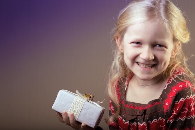 Niña, tenencia, regalos, en, manos