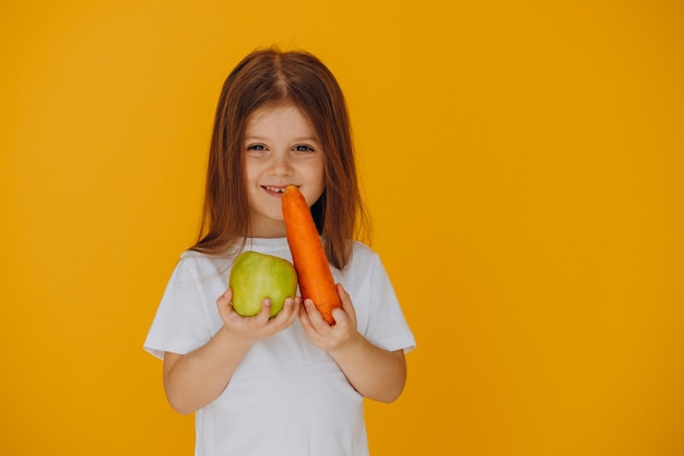 niña, tenencia, zanahoria, y, manzana