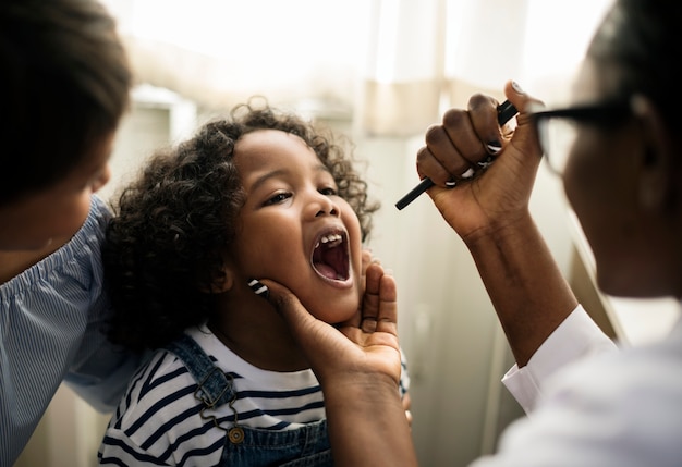 Niña teniendo sus dientes controlados