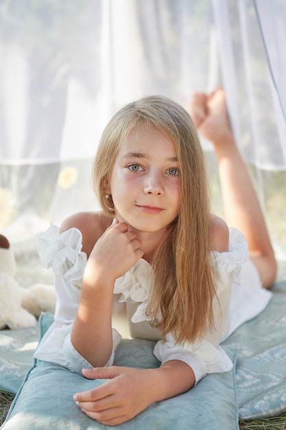 Niña en tienda de gasa blanca