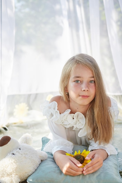 Niña en tienda de gasa blanca