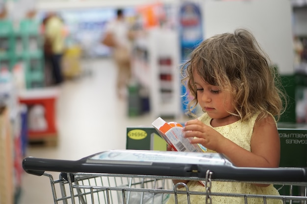 Niña en la tienda