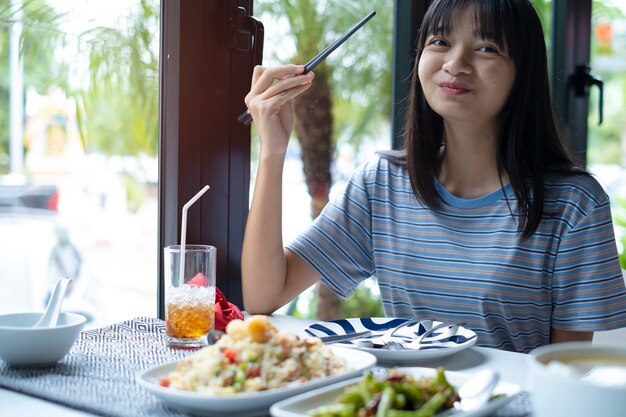 Una niña tiene una deliciosa comida en un restaurante.