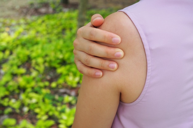 La niña tiene dolor en los músculos del hombro.