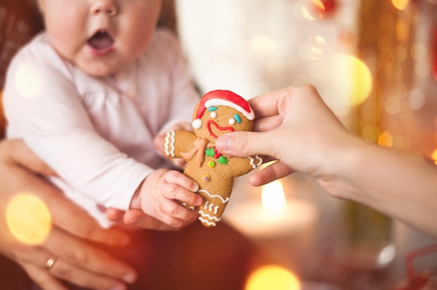 Niña tiene pan de jengibre en sus manos