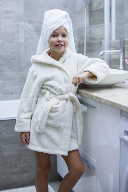 Niña en una toalla y una bata de baño