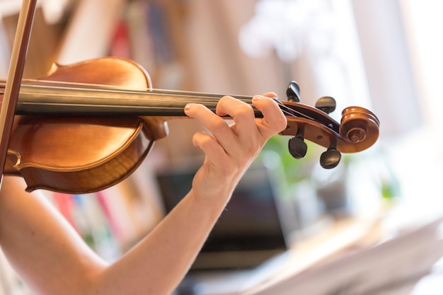 La niña toca felizmente su violín