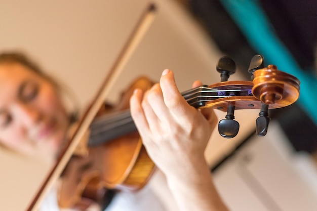 La niña toca felizmente su violín