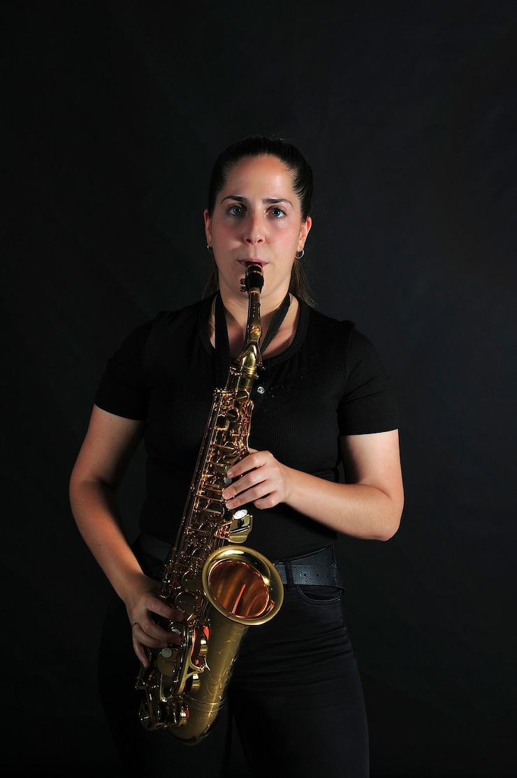 Foto niña toca música de jazz en saxofón
