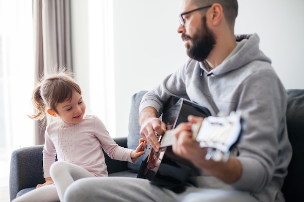 Niña tocando cuerdas de guitarra