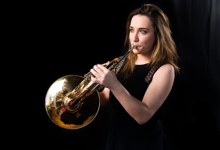 Foto niña tocando el cuerno francés