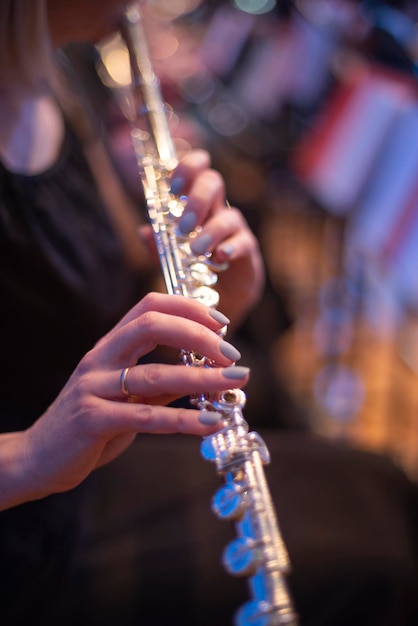 Niña tocando la flauta