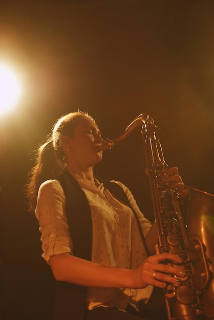 La niña tocando el saxofón