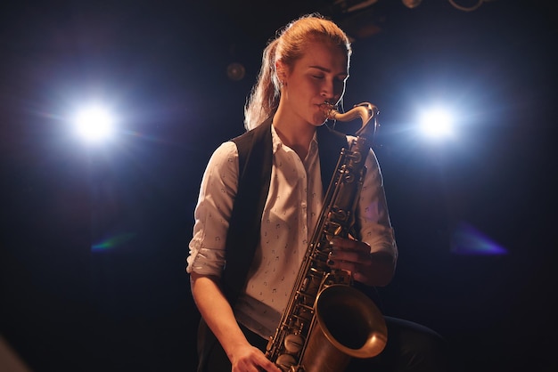 La niña tocando el saxofón