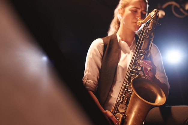 La niña tocando el saxofón