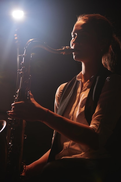 La niña tocando el saxofón