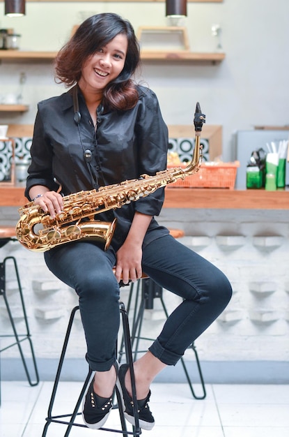 niña tocando el saxofón