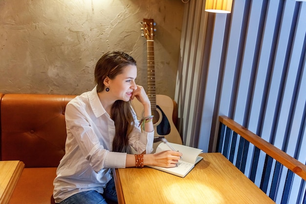 Niña, tocar la guitarra, en, café