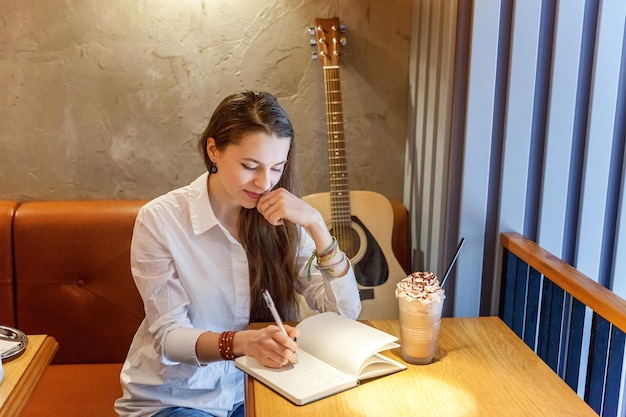 Niña, tocar la guitarra, en, café