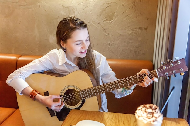 Niña, tocar la guitarra, en, café