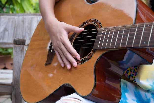 Niña, tocar la guitarra clásica