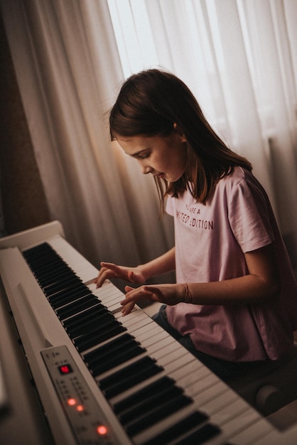 Niña, tocar el piano