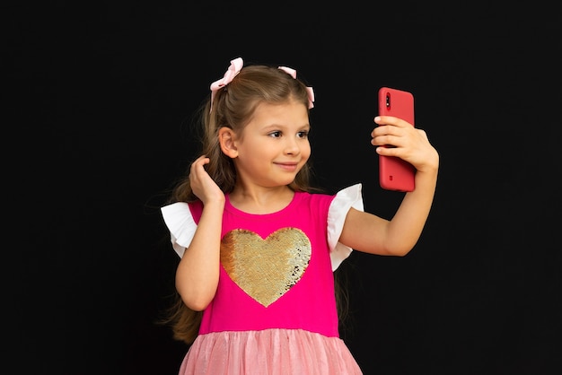 Una niña se toma una foto con su teléfono.