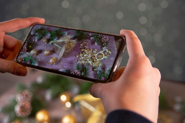 La niña toma fotos con el teléfono inteligente Decoraciones navideñas Celebrando Navidad y Año Nuevo