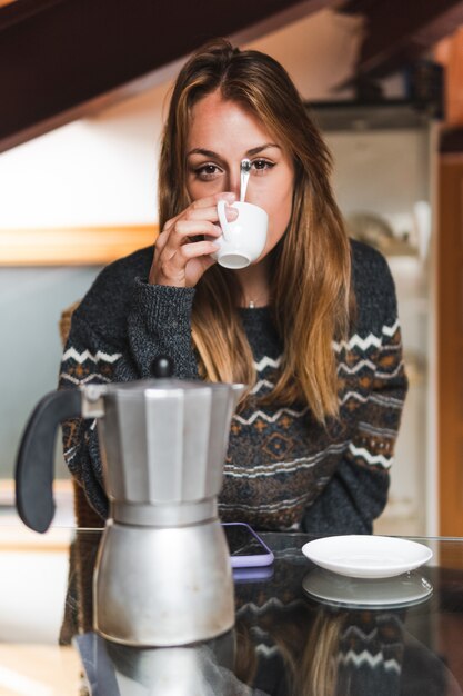 Foto niña tomando café para el desayuno