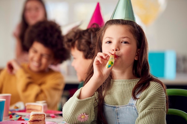 niña, con, torta de cumpleaños, y, fiesta, soplador, en, fiesta, con, padres, y, amigos, en casa