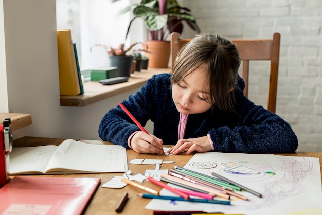 Niña trabajando en su tarea